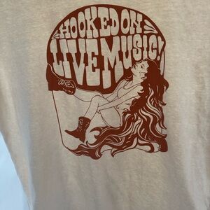 Women’s Hooked on Live Music' Cream Graphic Tee